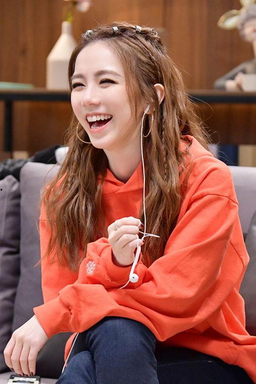 娱乐吃瓜小妹邓紫棋,娱乐界的吃瓜小妹，揭秘娱乐圈背后的故事