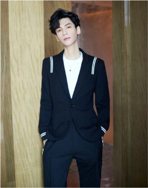 娱乐吃瓜罗云熙,从娱乐吃瓜到人气飙升，他的蜕变之路